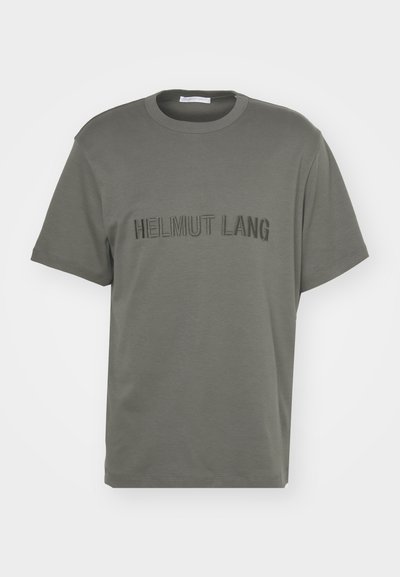 Oliivroheline puuvillane T-särk koos ümmarguse kaelusega, lühikeste varrukatega ja esiplaanil reljeefne tekst "HELMUT LANG". Sile tekstuur, mugav istuvus.
