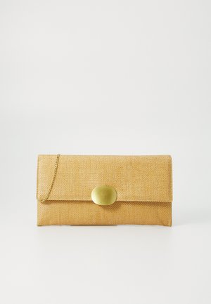 Geel gestructureerd clutch-tasje met een opklapbare klep, afgewerkt met een gouden ovale sluiting en een dunne gouden schouderband.