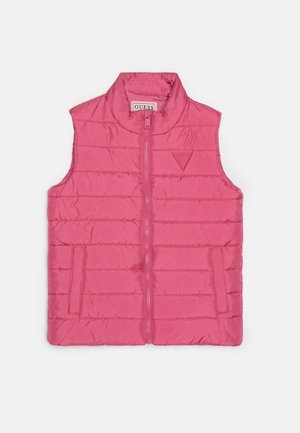 Gilet en duvet rose avec un col haut, fermeture éclair à l'avant et deux poches latérales. Il présente une texture matelassée et un accent de logo triangulaire sur la poitrine.
