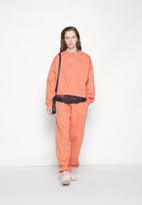 Nike Sportswear W NSW ESSNTL PANT FLC TREND - Calças de fato de treino - madder root/white