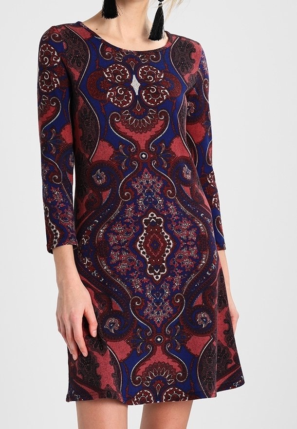 Šaty s dlouhým rukávem, vzorované, s tmavě modrým, burgundským a černým designem s točivými motivy a květinovými akcenty. Měkká textilní textura.