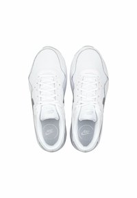 Sneakers Nike bianche con tomaia in mesh, dettagli grigi, punta tonda, lacci piatti e collarino imbottito. Suola testurizzata per una migliore aderenza.