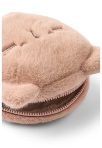 Rozā mākslīgā kažokāda, somiņa ar noapaļotu formu, ar rāvējslēdzēju un mazām ausīm. Mīksta tekstūra ar gludu iekšējo oderi.