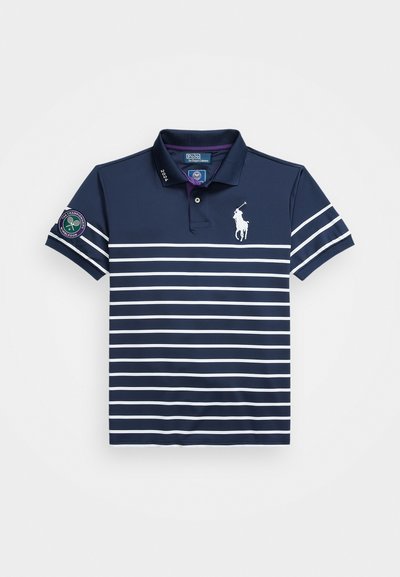 Mornarsko polo majica z belimi horizontalnimi črtami, kratkimi rokavi in vijoličnim ovratnikom. Ima belo nalepko in Wimbledon znak na rokavu.