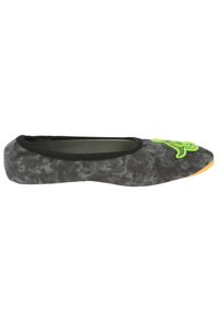 Graue Stoff-Ballerinas mit strukturierter Oberfläche, schwarzem Besatz und grüner Krokodil-Stickerei im Zehenbereich. Gelbe Gummisohle.