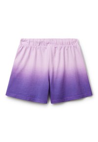 Pantaloni corti a gradiente viola con vita elastica, che passano da un lavanda chiaro nella parte superiore a un viola intenso nella parte inferiore, realizzati in tessuto morbido.