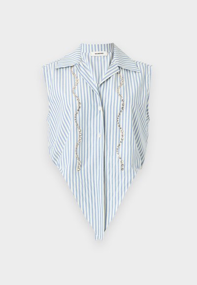 Αμάνικο μπλε και λευκό μπλούζα με κάθετες ρίγες, μυτερό τελείωμα, γιακά, κουμπιά μπροστά και δύο κάθετες σειρές από ασημένιες χάντρες.