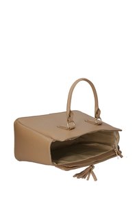 Beige leren handtas met dubbele handgrepen, open bovenkant en ritsluiting. Bevat een binnenzak en een kwastdetail. Gladde textuur.