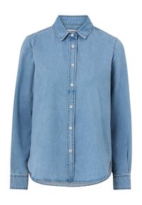 Lys blå denimskjorte med spids krave, lange ærmer og knaplukning foran. Har en bueformet kant og matchende knapper.