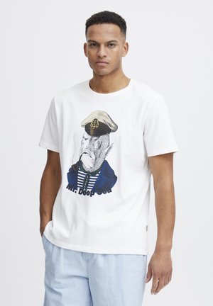 Weißes Baumwoll-T-Shirt mit einem Fischcharakter in einem Kapitänshut, gestreiftem Shirt und blauer Jacke, mit "Mr. Deep Sea" darunter gedruckt.