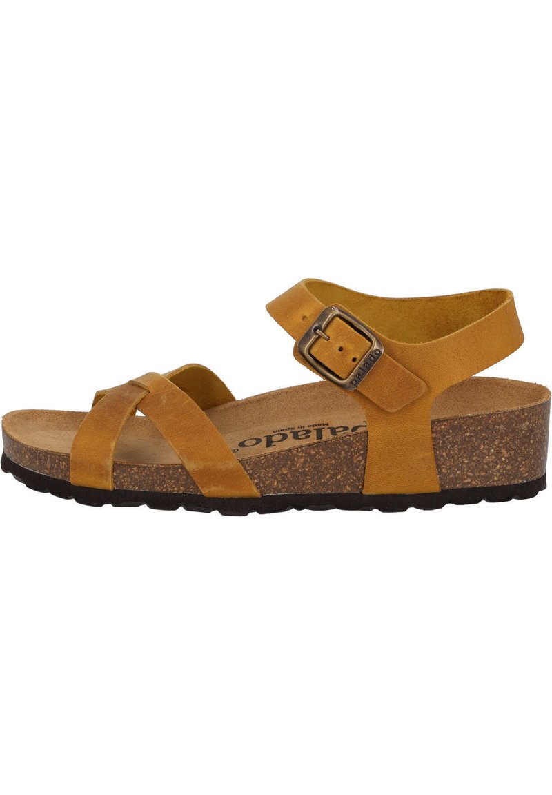 Sandalias de ante amarillo con una suela de corcho en cuña, que cuentan con tiras cruzadas y una correa en el tobillo asegurada por una hebilla metálica.
