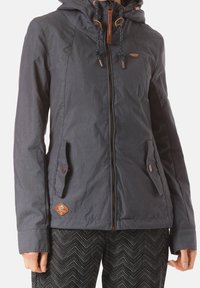 Tmavě šedá kapucí opatřená bunda z texturované látky, s předním zipem, dvěma bočními kapsami s klopami a hnědými akcenty a logem.