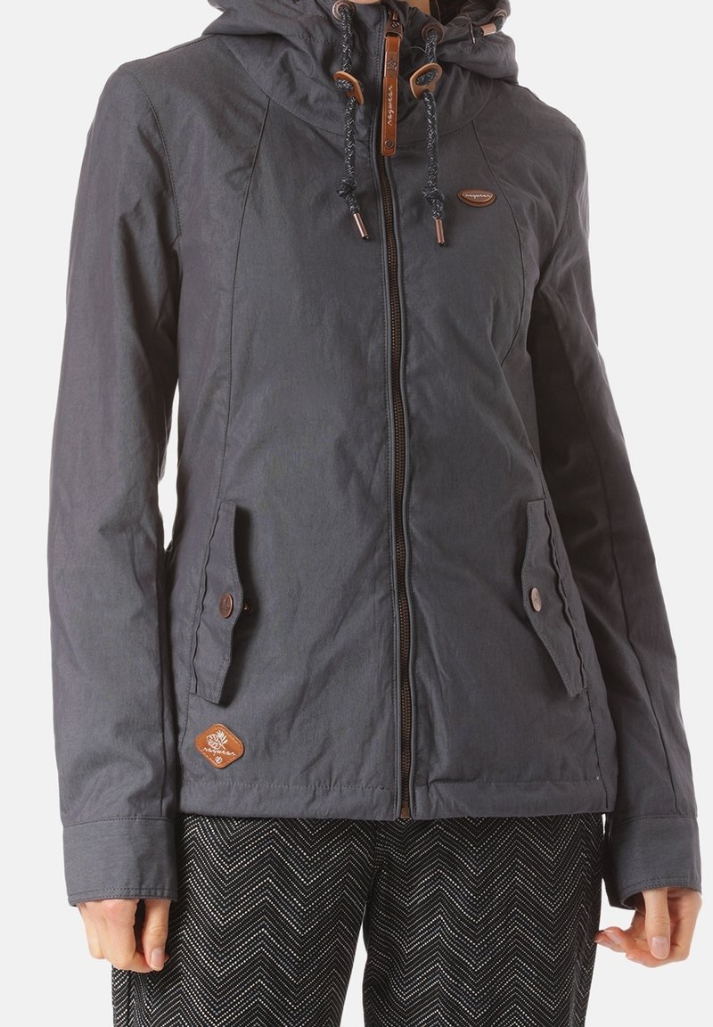 Tmavě šedá kapucí opatřená bunda z texturované látky, s předním zipem, dvěma bočními kapsami s klopami a hnědými akcenty a logem.