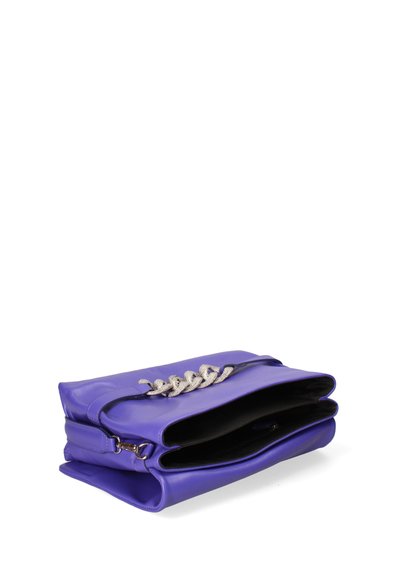 Sac à main en cuir violet avec un accent en chaîne argentée texturée sur le rabat, comportant deux compartiments principaux et une finition lisse.