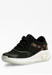 Chaussure de sport noire en mesh et suède, avec un accent marron à motif et une semelle blanche épaisse. Lacets texturés inclus.