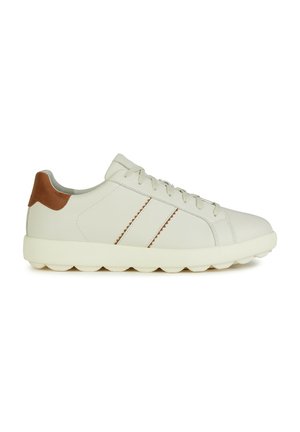 Sneaker bianca in pelle con accentuazione marrone sul tallone, dotata di due strisce tonali e una suola spessa e testurizzata con fori arrotondati.