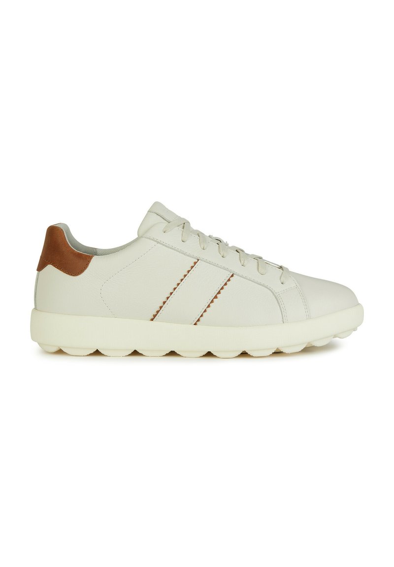Sneaker bianca in pelle con accentuazione marrone sul tallone, dotata di due strisce tonali e una suola spessa e testurizzata con fori arrotondati.