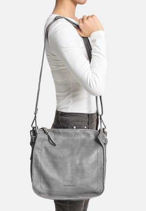 Grau Leder-Umhängetasche mit strukturierter Oberfläche, verstellbarem Riemen und zwei Reißverschlusstaschen. Einfaches, funktionales Design ohne Verzierungen.