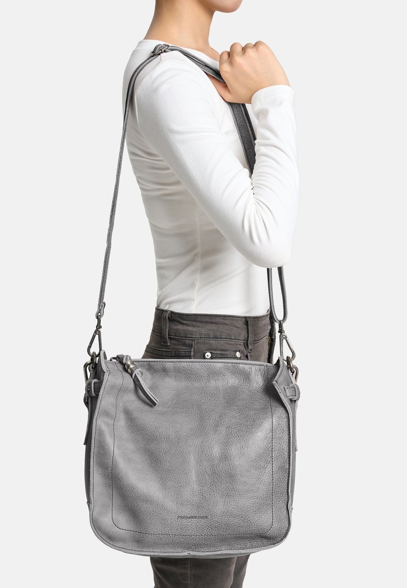 Borsa a tracolla in pelle grigia con finitura testurizzata, tracolla regolabile e due tasche con cerniera. Design semplice e funzionale senza decorazioni.