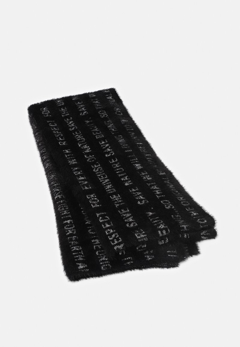 Écharpe noire duveteuse avec des bandes de texte argenté répétées portant un message sur le respect et la protection de la nature.