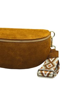 Sac bandoulière en daim marron de forme arrondie, avec une fermeture éclair dorée et une sangle en tissu à motifs géométriques orange et crème.