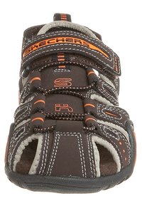 Brązowe i szare sandały na otwartym czubku z regulowanym paskiem; posiadają pomarańczowe akcenty i dekoracyjne przeszycia; wykonane z materiałów syntetycznych.