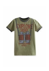 Camiseta de algodón verde con mangas cortas, que presenta un gráfico de prismáticos y el texto: "EXPLORA MÁS, UNA NUEVA AVENTURA TE ESPERA."