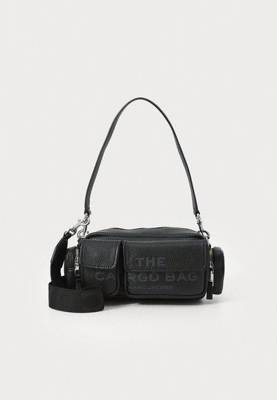 Sac en cuir noir à bandoulière avec finition texturée, doté d'une fermeture éclair, d'une poche avant à rabat et d'accents en métal argenté.