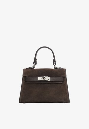 Brązowa zamszowa torebka o strukturalnym designie, z uchwytem u góry, skórzanymi akcentami oraz srebrnym zapięciem na przodzie.