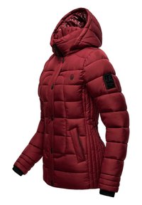 Rød puffjakke med hette, quiltet design, knappelukking, sidelommer og svarte ribbede mansjetter. Innvendig har den et prikkemønster.