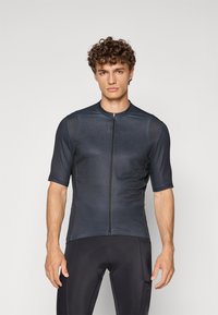 Cyklistická dres s krátkym rukávom v tmavomodrej farbe, vyrobený z ľahkého, elastického materiálu. Obsahuje predný zips a vysoký golier.