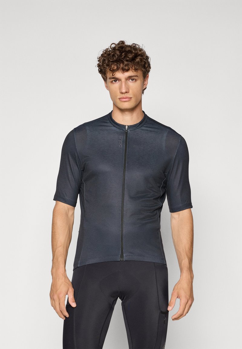 Cyklistická dres s krátkym rukávom v tmavomodrej farbe, vyrobený z ľahkého, elastického materiálu. Obsahuje predný zips a vysoký golier.