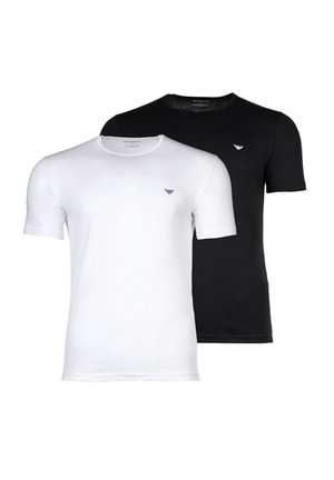 Dos camisetas lisas de cuello redondo, una blanca y una negra, cada una con un pequeño logo en la parte superior izquierda del pecho.