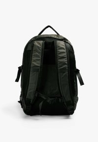 Mochila de tela negra con detalles de malla, correas de hombro acolchadas y hebillas laterales ajustables. Presenta un asa de transporte en la parte superior y compartimentos dobles con cremallera.