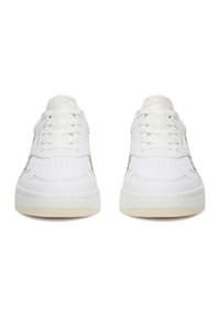 Balti sportbačiai su lygiu odiniu paviršiumi, apvaliu nosiu, perforuotomis detalėmis ir subtiliais bežiniais akcentais šonuose bei padais.