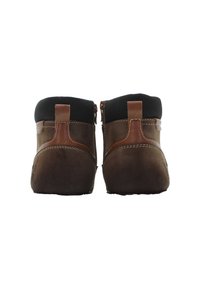 Hnědé semišové kotníkové boty s černým fleece podšívkou, hnědými koženými detaily a kontrastním prošíváním. Zapínání na zip po stranách. Plná podrážka.