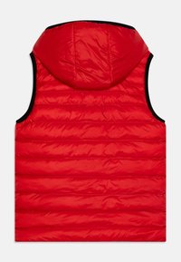 Doudoune rouge rembourrée avec capuche, présentant un design matelassé et un bord noir le long des bords. Texture lisse et matériau léger.