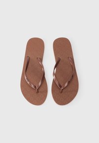 Rudi batų flip-flops, pagaminti iš rudos guminės medžiagos, su tekstūruotu padu ir plonomis juostelėmis; turi širdelėmis dekoruotą detalę ir mažą logotipą vienoje juostelėje.