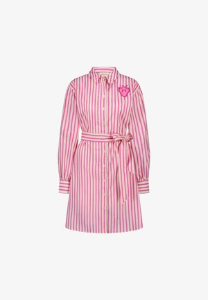 Gestreepte jurk in roze en witte katoen. Heeft een knopenlijst aan de voorkant, lange mouwen, een ceintuur in de taille en een hartvormige borduurdetail.