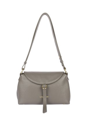 Sac à épaule en cuir gris avec un rabat incurvé, détail de boucle dorée et bandoulière réglable, présentant des coutures discrètes et un petit logo.
