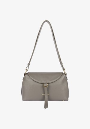 Borsa a spalla in pelle grigia con pattina curva, dettaglio della fibbia dorata e tracolla regolabile, caratterizzata da cuciture sottili e un piccolo logo.