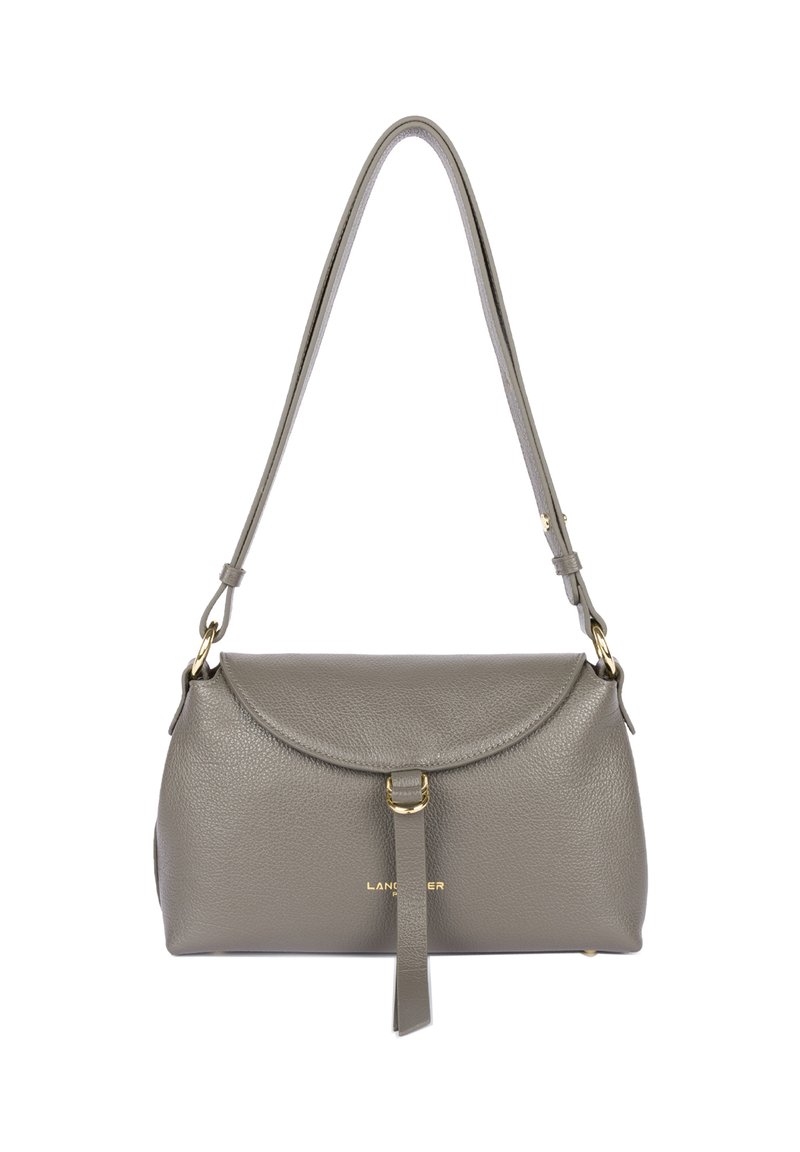 Borsa a spalla in pelle grigia con pattina curva, dettaglio della fibbia dorata e tracolla regolabile, caratterizzata da cuciture sottili e un piccolo logo.