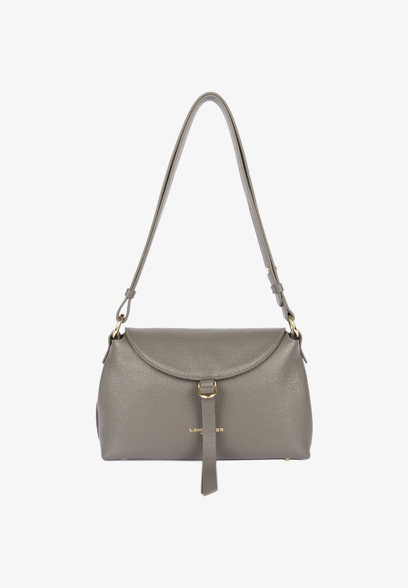 Borsa a spalla in pelle grigia con pattina curva, dettaglio della fibbia dorata e tracolla regolabile, caratterizzata da cuciture sottili e un piccolo logo.