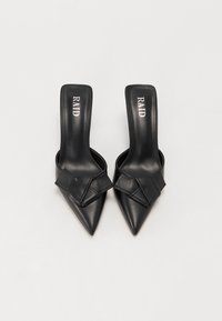 Mules à talons en cuir noir avec un bout pointu et une sangle tressée décorative sur le cou-de-pied. Texture lisse avec une finition brillante.