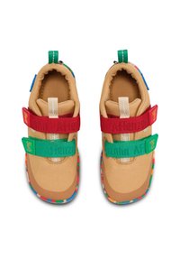 Scarpe in tessuto color sabbia con cinturini in Velcro rossi e verdi, suole a motivo colorato e accenti decorativi. Forma arrotondata con bordi imbottiti.