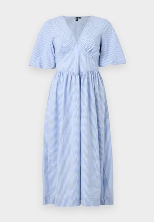 Φόρεμα μέσης μήκους σε ανοιχτό γαλάζιο με κάθετες άσπρες ρίγες, με V-λαιμόκοψη, κοντά φουσκωτά μανίκια και σμιλευμένη μέση.