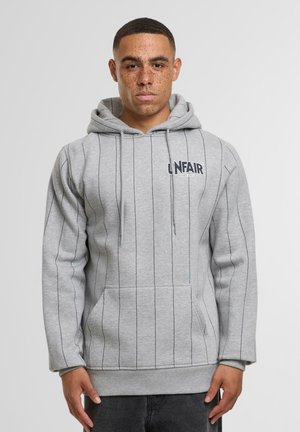 Szary hoodie z kapturem w pionowe paski, z kangurzą kieszenią i logo "UNFAIR". Wykonany z miękkiego, teksturowanego materiału.