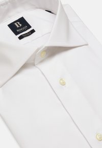 Witte overhemd met knopen van gladde stof, met een klassieke kraag, gele knopen en een merklabel met zwarte letters.