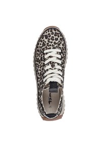 Baskets à imprimé léopard avec une tige en tissu texturé, des lacets blancs, une languette de talon noire et une semelle en caoutchouc gomme contrastante.