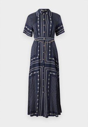 Mornarsko plava maxi haljina s kratkim rukavima, bijelim paisley i točkastim uzorcima, gumbima sprijeda, ovratnikom i tankim zlatnim lancem oko struka.